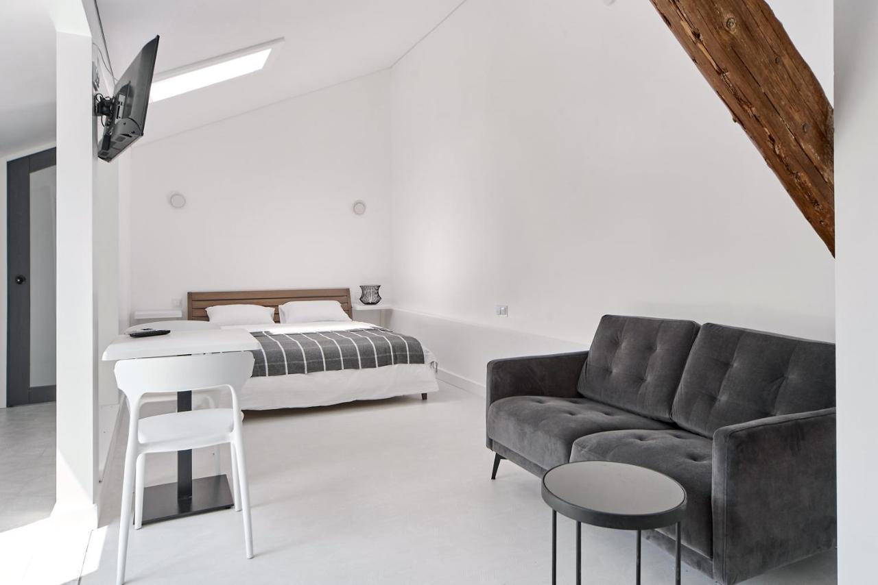 White Door Apartments Mansard Heart Of Odessa 2 Luaran gambar